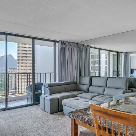 Excellent Diamond Head View Condo - Remodeled, Free Parking!