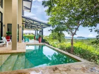 Nostalgic Retro Home on Luxurious Lot with a Private Infinity Pool and Ocean Views Hotels in Potrero