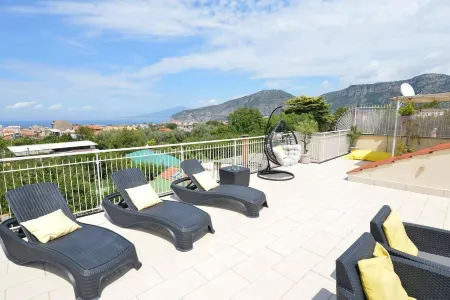 Lovely 3-Bed House in Sorrento for Families Отели рядом с достопримечательностью «Amalfi Coast Paradise»