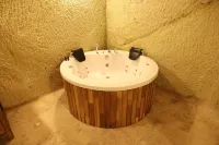 Cappadocia Vita Cave Suites - Hot Tub