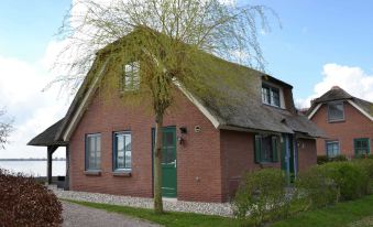 Stylish Thatched Villa with 2 Bathrooms Near Giethoorn