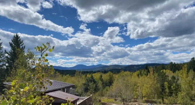 Cabin at Pickle Gulch- a charming cabin with mountain views.