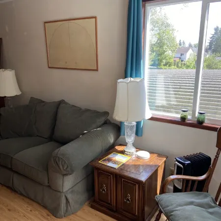 Quiet one bedroom house close to airport