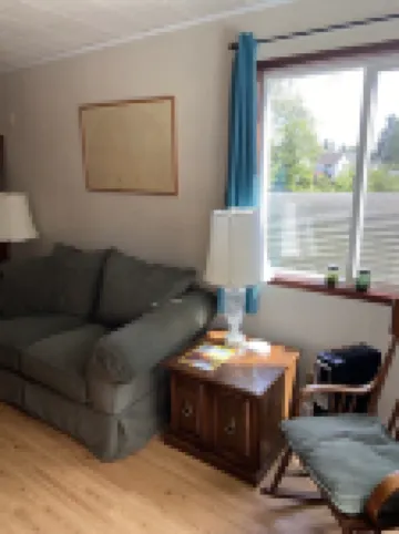 Quiet one bedroom house close to airport