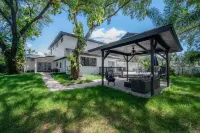 Riverhills Luxury Escape Pool, Firepit 13+ Beds