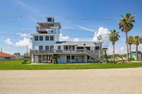 The Lighthouse - Beachfront - Perfect for Groups