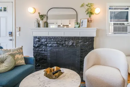 Family-friendly 2 bed home with yard in West Seattle Отели рядом с достопримечательностью «Алки Пойнт Лайтхаус»