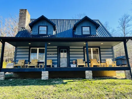 Serene, beautiful views w/ hot tub, fully equipped-20 minutes to Attractions