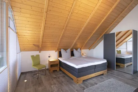 Beach house on the lake, outdoor whirlpool and sauna for private use, 30m to the lake