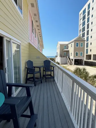 Oceanfront-Private Beach-3 minute walk to Flora-Bama-Townhouse-6 Unit Building Отели рядом с достопримечательностью «Perdido Key Beach»