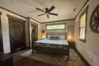 Charming Cabins with Hot Tubs and Game Area - Stunning Mountain Retreat