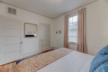 Vibrant Decor and Modern Amenities - Charming Urban Hideaway