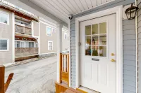 First-floor condo with shared laundry - steps to ski bus pickup, walk to dining Hotels in Cavendish
