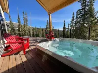 Stunning Mountain Views and Saltwater Hot Tub - Exquisite Retreat Отели рядом с достопримечательностью «Квандари Пик Трейлхед»