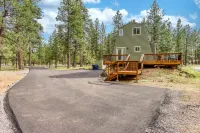 Delightful cabin with lofted layout, hot tub, modern kitchen, WiFi & shared pool Hôtels à : Comte de Deschutes