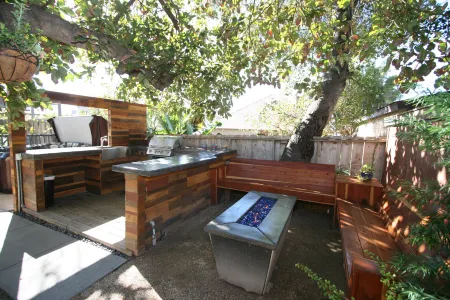 Private Deck with Jacuzzi and Outdoor Kitchen - Stunning Cottage Retreat