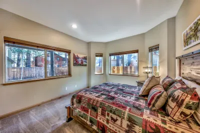 Private Hot Tub and Rock Climbing Wall - Stylish Family Haven
