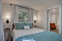 New Fire Pit and Custom Chef Kitchen - Charming Modern Cabin