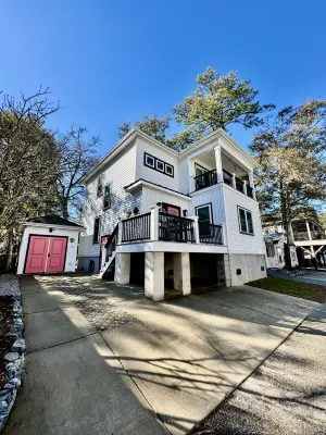 Luxurious Oasis with Covered Porch and Modern Amenities - Stunning Retreat Hotel a Surfside Beach