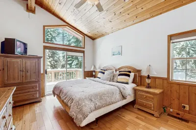Fawn Lodge Отели рядом с достопримечательностью «Парк Север Тахо Риджинал»