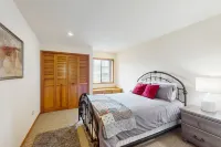 Upscale home near the ocean w/ jetted tub, game room, and gas grill Hotel dekat Sequoia Park