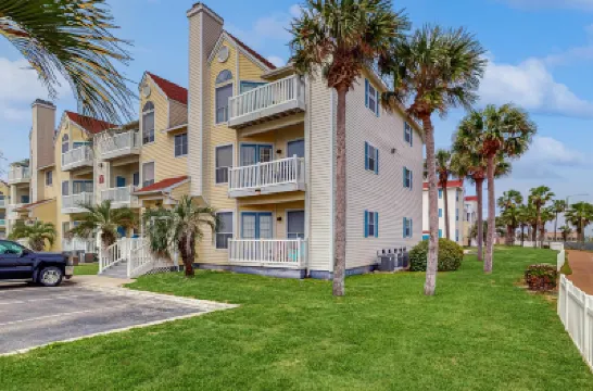 Dog-friendly home w/central AC, free WiFi, full kitchen, shared pool & hot tub 鄰近Whitecap Beach的酒店