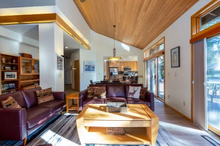 Charming Retreat with Golf Course Views and Entertainment Options - Cozy Escape