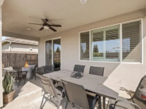 Brand New, Hot Tub, King Suite, BBQ, Fire Pit!