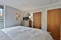 Seasonal Outdoor Pool and Forest Views - Cozy Charming Retreat Hotels in Killington