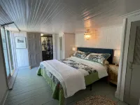 Charming Historic Cottage with Screened Porch - Quaint Coastal Retreat