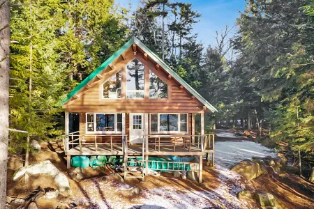 Scenic Lake Views and Cozy Deck - Charming Idyllic Retreat