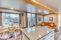 Beautiful storage container home w/ Columbia Gorge views & prime location Hotel di North Bonneville