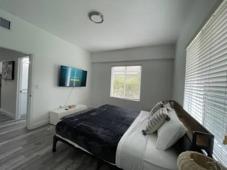 Chic Serene Haven with Parking - Washer, TV, WiFi, AC Отели в г. Корал Гейблс