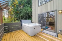 Cozy Hot Tub and Scenic Trails - Charming Contemporary Haven Hotel a Kenmore