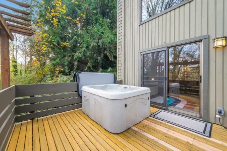 Cozy Hot Tub and Scenic Trails - Charming Contemporary Haven Отели в г. Кенмор