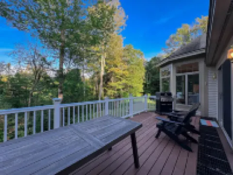 Hot Tub, Firepit, Pool Table and Garage - Spacious Tranquil Retreat