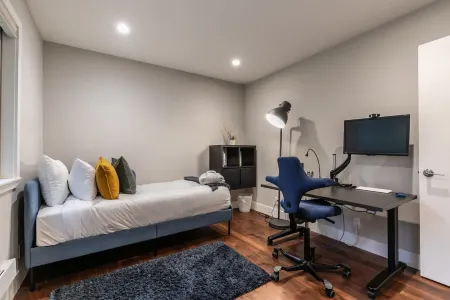 Shared Pool, Hot Tub, Home Theater - Luxurious Modern Retreat