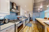 Downtown beachfront loft-style condo with central AC & W/D - walk to boardwalk