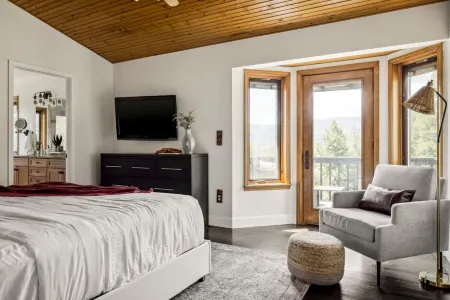 Hot Tub, Scenic Views, Game Room, Spacious Deck - Cozy Mountain Haven