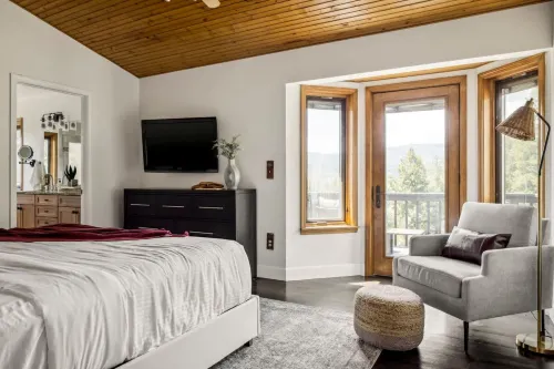 Hot Tub, Scenic Views, Game Room, Spacious Deck - Cozy Mountain Haven