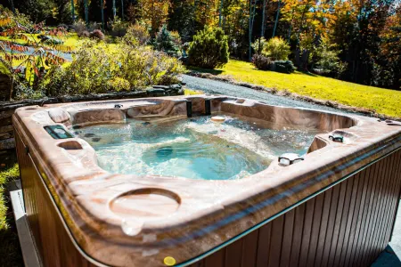 Spacious Mountain Retreat with Hot Tub and Fire Pit - Charming Sanctuary