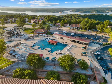 Access to Outdoor Pools and Tennis Courts - Elegant Retreat