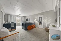 Broad Street Suite 3|Parking for 3 Vehicles |Walkable |Boho Inspired |Full Kitchen |Huge Living Room Hotels in Geneva