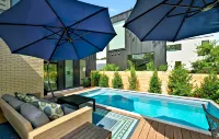 Stunning Pool and Modern Elegance - Luxurious Downtown Retreat