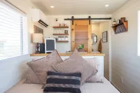 Rooftop Deck and Luxurious Amenities - Exquisite Tiny Haven Hotel a Alpine