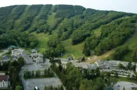 Ski on Off Suite with Modern Amenities - Luxurious Mountain Escape Hotel a Hancock