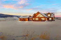 Hot Tub, Game Room and Scenic Views - Gorgeous Mountain Retreat