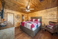 River Lodge Escape with Hot Tub by StayLage Hotels in Glenwood