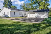 Charming 2-bedroom house in amazing Belleville with AC, WiFi Hotels in Belleville