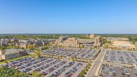 Game Day HQ! 3 Level 5Br Townhome for 10 --> 5 Min Drive to Notre Dame Events